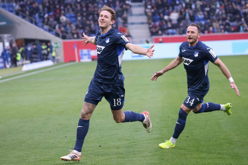 Wouter Burger fejrer et mål mod Bayer Leverkusen.