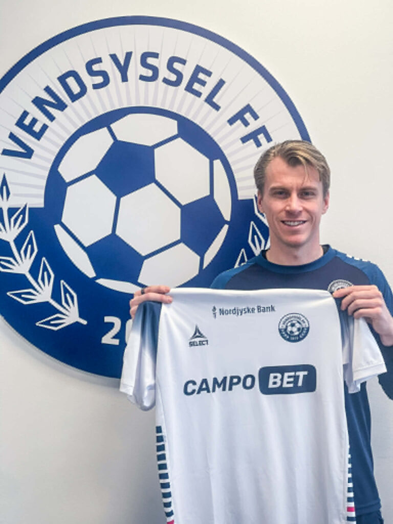 Rasmus Schüller holder sin nye trøje oppe