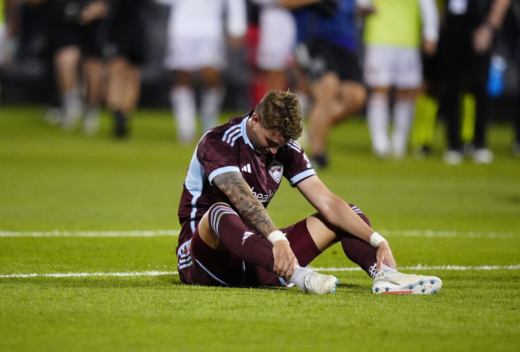 Andreas Maxsø sidder på banen i forbindelse med en kamp for Colorado Rapids.