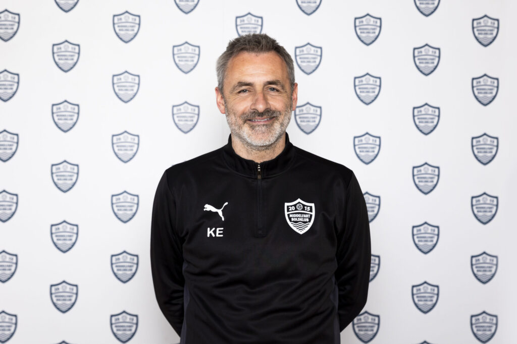 Kim Engstrøm foran logotavle