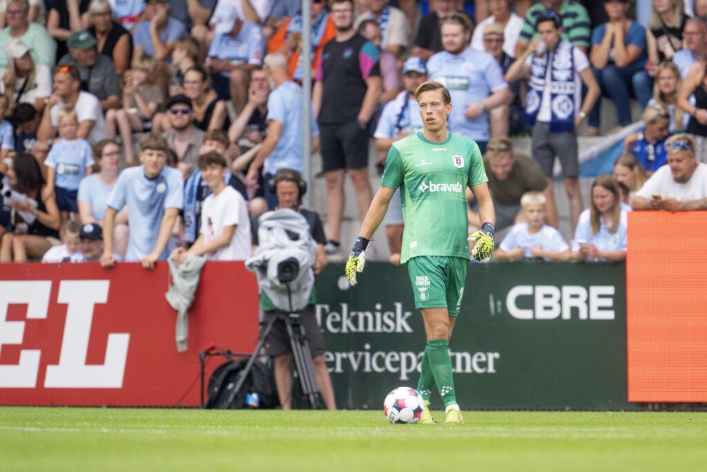 Leopold Wahlstedt har bolden ved sine fødder