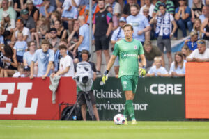 Leopold Wahlstedt har bolden ved sine fødder