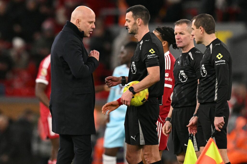 Arne Slot taler med dommeren.