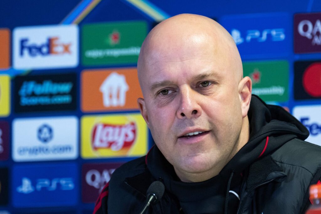 Arne Slot på et pressemøde.