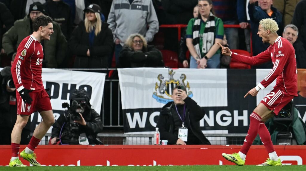 Liverpools Florian Wirtz og Ibrahima Konaté jubler imod Newcastle