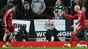 Liverpools Florian Wirtz og Ibrahima Konaté jubler imod Newcastle