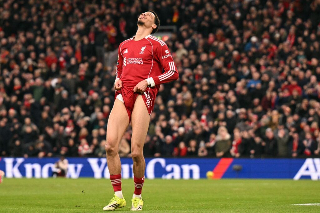 Hugo Ekitike tydeligt frustreret.