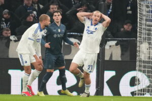 Mads Emil Madsen med hænderne på hovedet