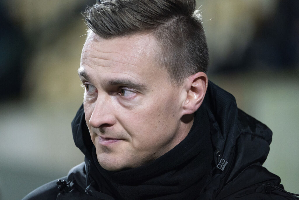 Mads Lyng kigger til højre