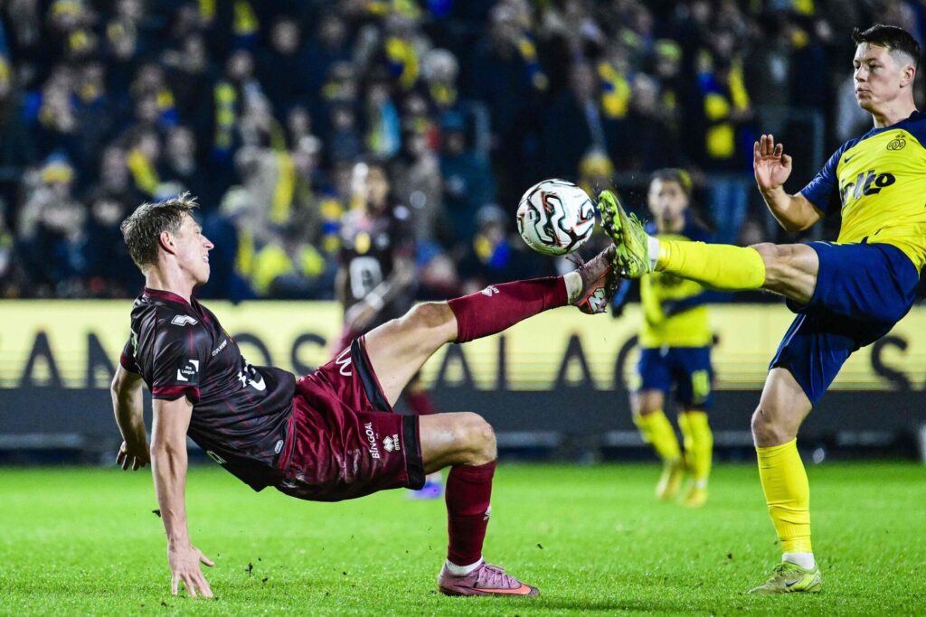 Lion Lauberbach i kamp om bolden.