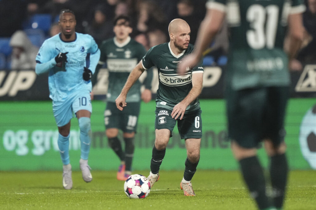 Nicolai Poulsen med bolden ved fødderne