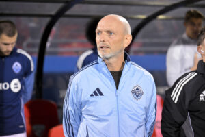 Jesper Sørensen i Vancouver Whitecaps trøje med hænderne på ryggen.