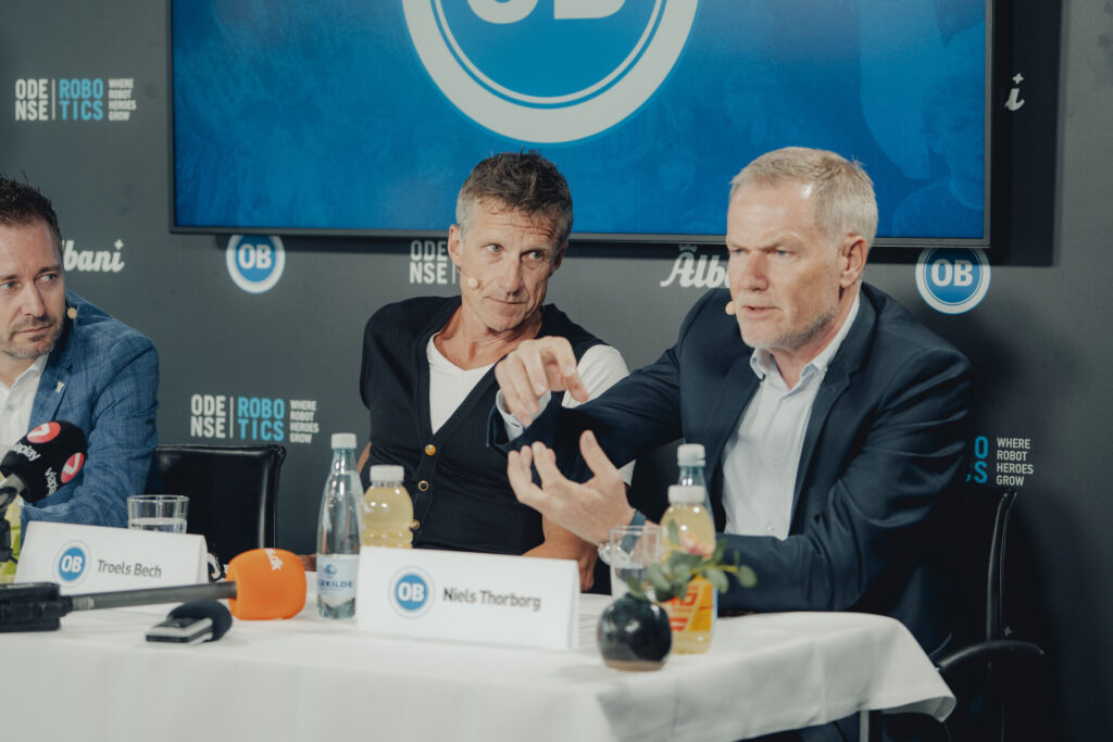 Niels Thorborg sidder ved siden af Troels Bech