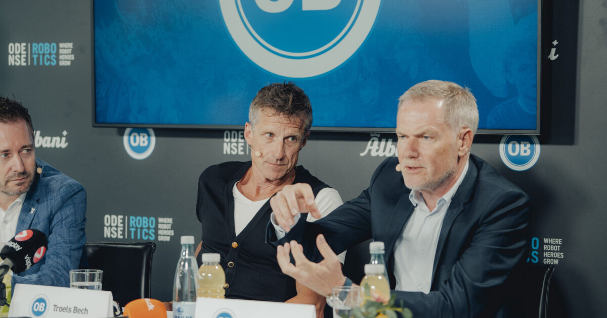 OB-milliardær taler transfers med Troels Bech Foto: Michael Drost-Hansen/Scanpix 2024