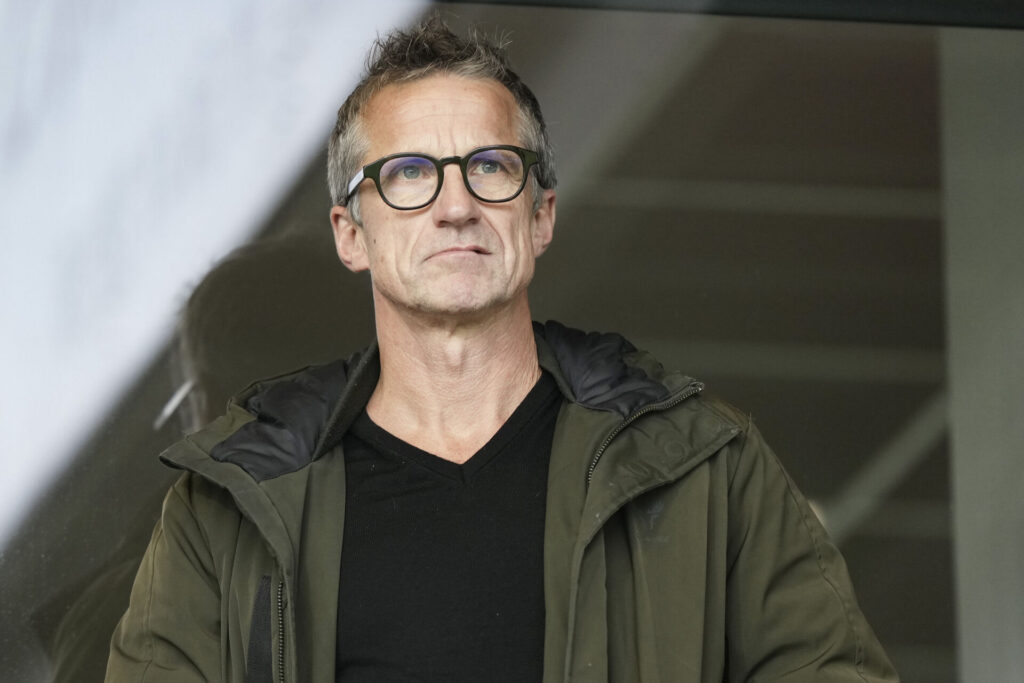 Troels Bech med skævt smil iført jakke