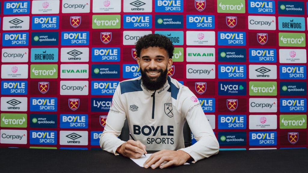 Pablo Felipe foran sponsorvæg i West Ham