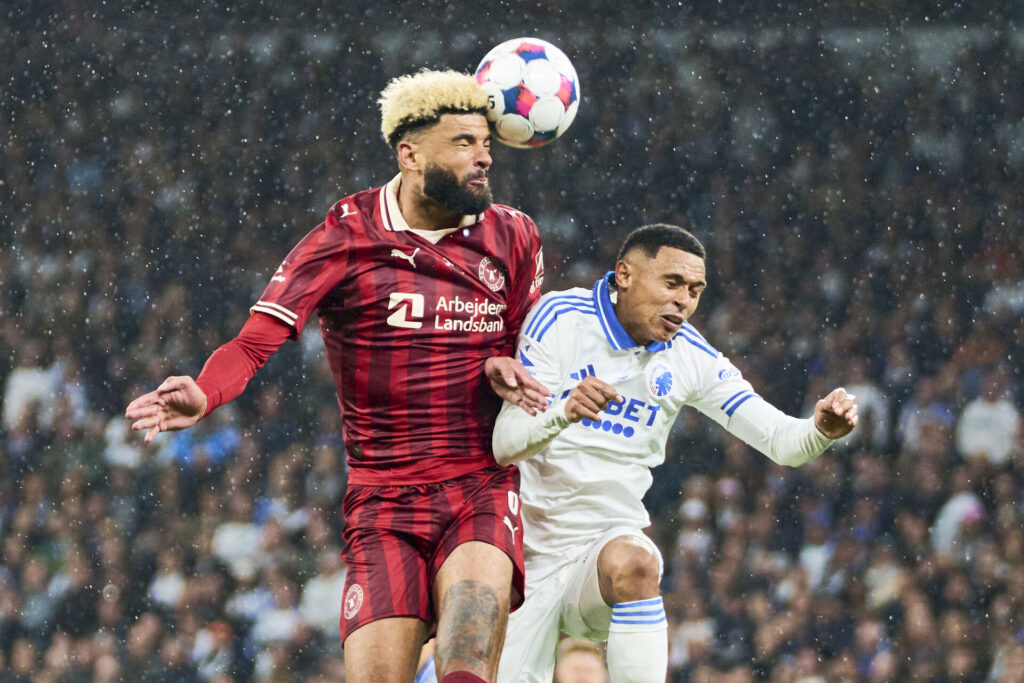 En hovedstødsduel mellem Marcos Lopez og Philip Billing.