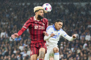 En hovedstødsduel mellem Marcos Lopez og Philip Billing.