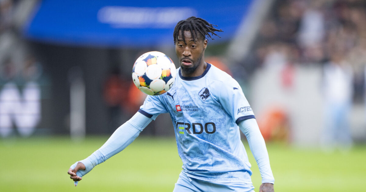 Randers-kant detaljer fra skifte Randers FCs Norman Campbell under superligakampen mellem FC Midtjylland og Randers FC i mesterskabsspillet på MCH Arena i Herning lørdag den 24. maj 2025