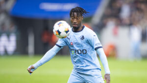 Norman Campbell kigger på bolden