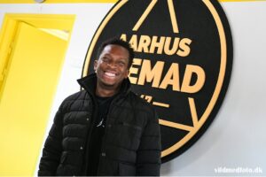 Shola foran Aarhus Fremads logo