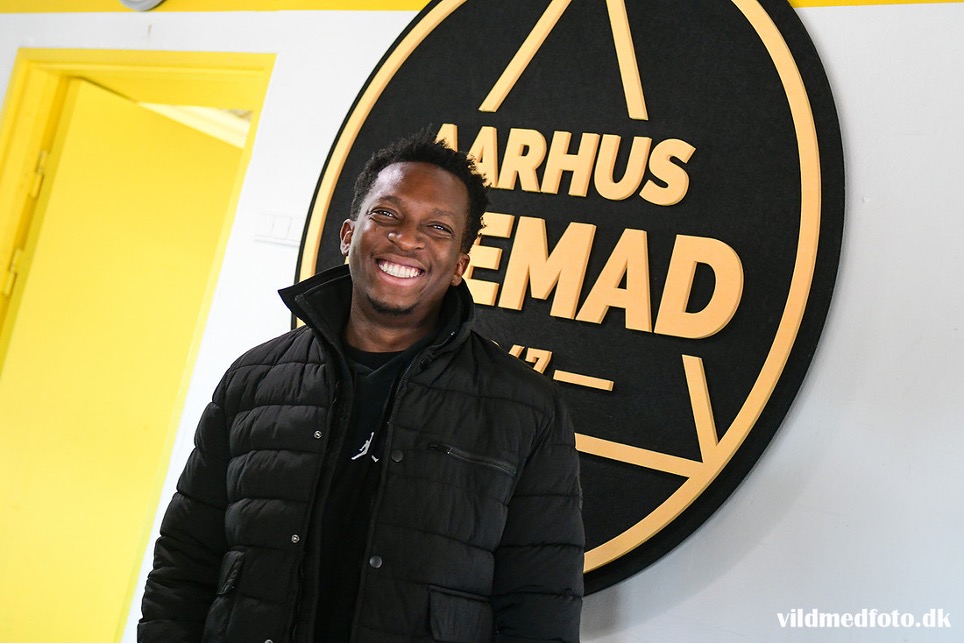 Shola foran Aarhus Fremads logo