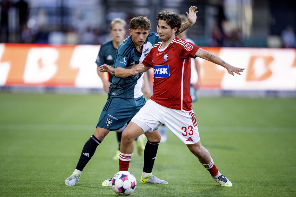 Mads Freundlich i duel om bolden.