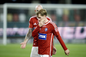 Tonni Adamsen på vej fra banen efter et nederlag på Jysk Park.