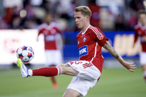 Tonni Adamsen tæmmer en bold med venstrebenet.