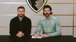 Forster med pen på papir