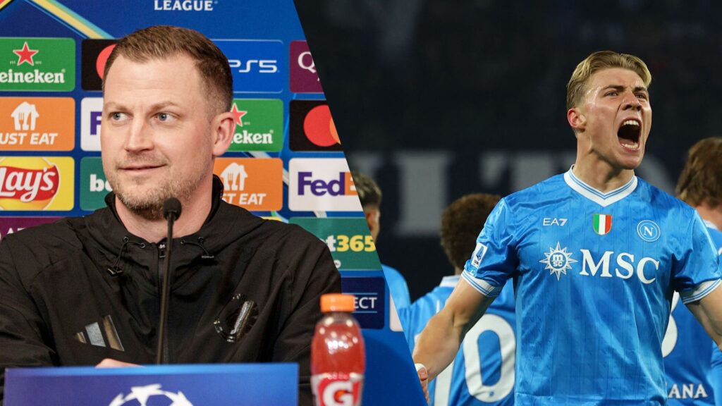 Jacob Neestrup smiler bagved mikrofonen til pressemøde + Rasmus Højlund juble rmed armene til siden og åben mund.