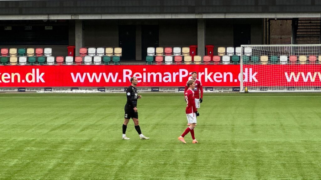 Benjamin Hvidt på græsset på Jysk Park