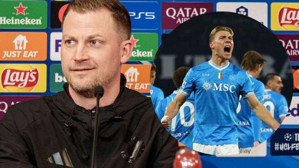 Jacob Neestrup smiler bagved mikrofonen til pressemøde + Rasmus Højlund juble rmed armene til siden og åben mund.