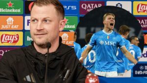 Jacob Neestrup smiler bagved mikrofonen til pressemøde + Rasmus Højlund juble rmed armene til siden og åben mund.