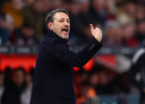 Niko Kovac vifter med armen.