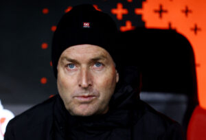 Kasper Hjulmand sidder på bænken.