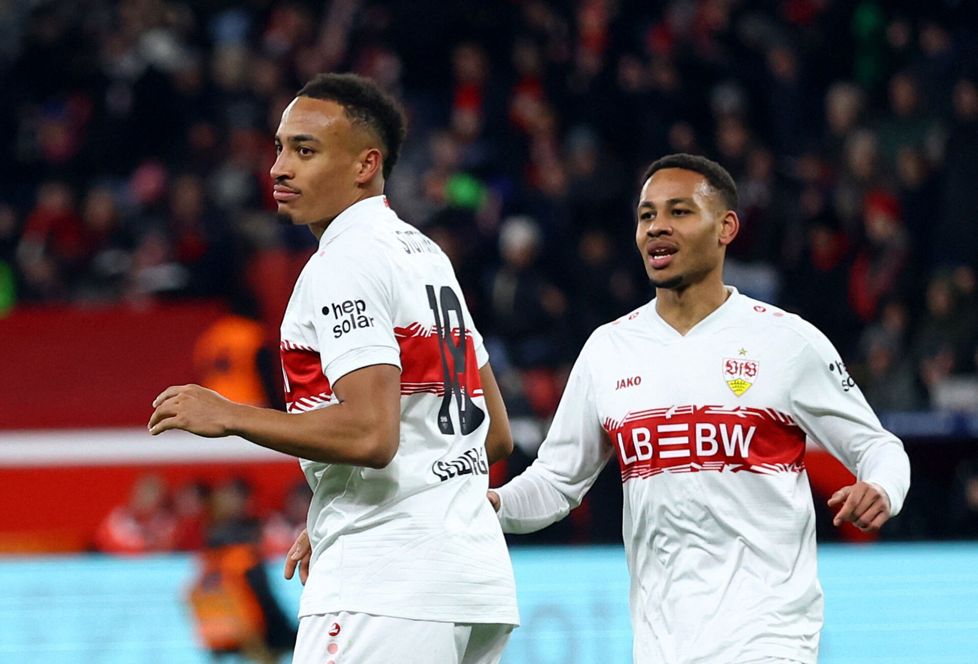 Av! Nartey og Stuttgart banker Hjulmands Leverkusen foto