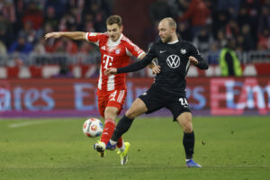 Christian Eriksen i duel med Josip Stanisic mod Bayern München.