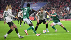 Jens Stage prøver at erobre bolden fra Harry Kane