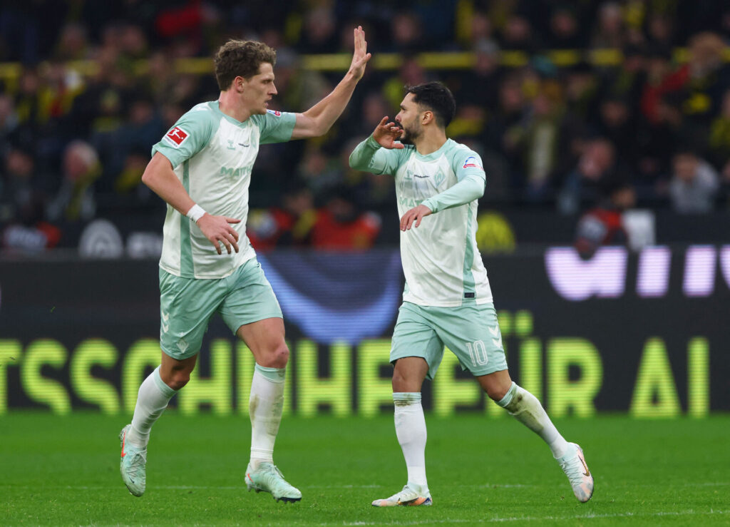 Jens Stage har armen i vejret.