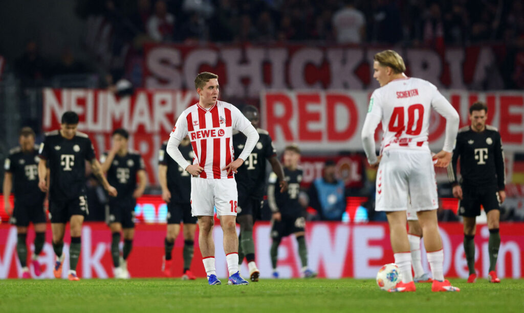 FC Kölns spillere giver bolden op mod Bayern München.