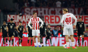 FC Kölns spillere giver bolden op mod Bayern München.