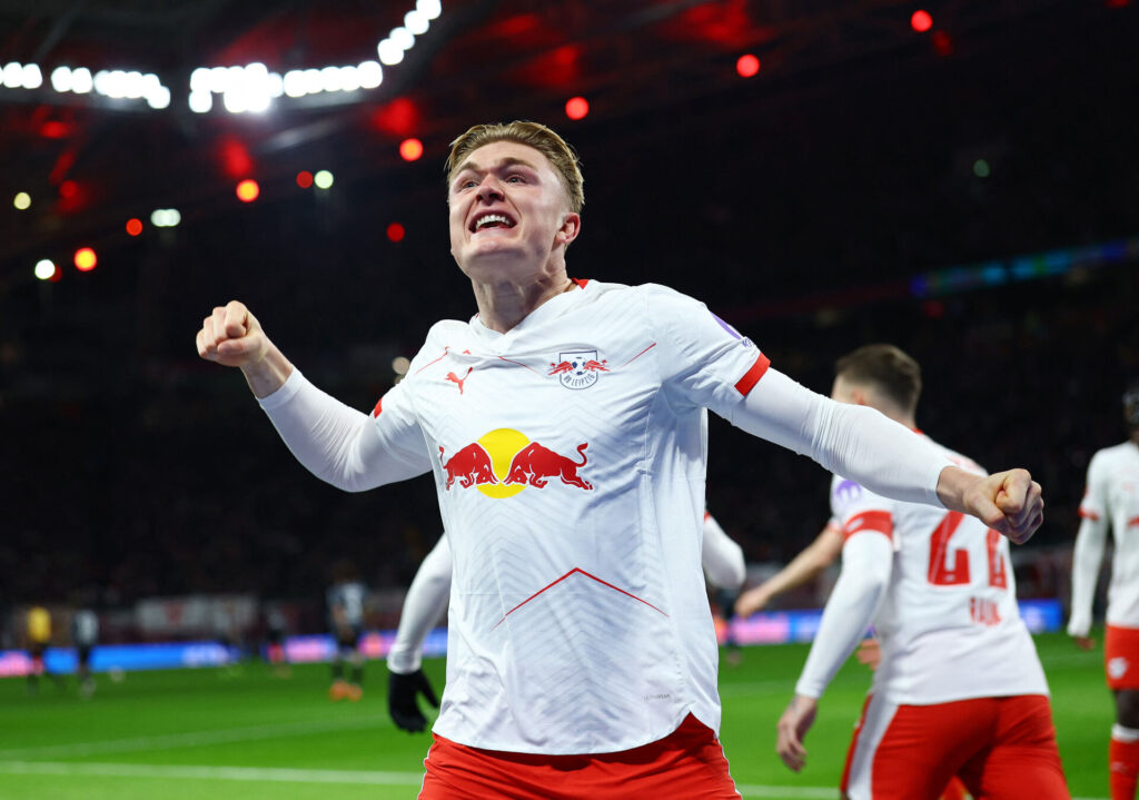 Conrad Harder jubler efter en scoring mod Eintracht Frankfurt.