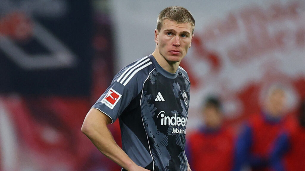 Rasmus Nissen Kristensen har hænderne i siden i en kamp mod RB Leipzig