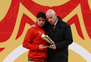 Brahim Diaz får overrakt trofæet som AFCON-topscorer af FIFA's præsident Gianni Infantino