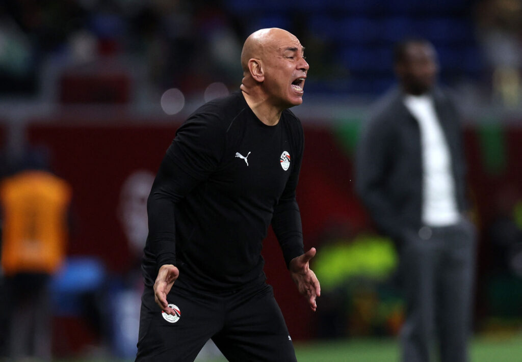 Hossam Hassan råber ind mod banen.