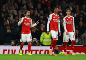 Ethan Nwaneri peger op mod himlen