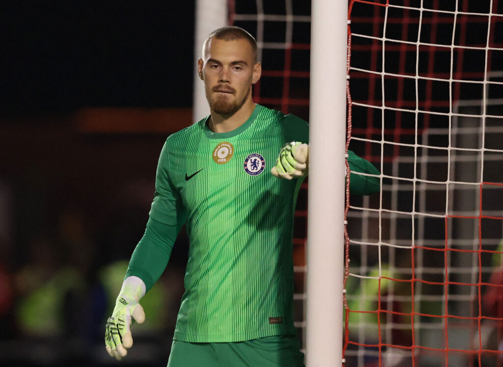 Filip Jørgensen med en arm på stolpen