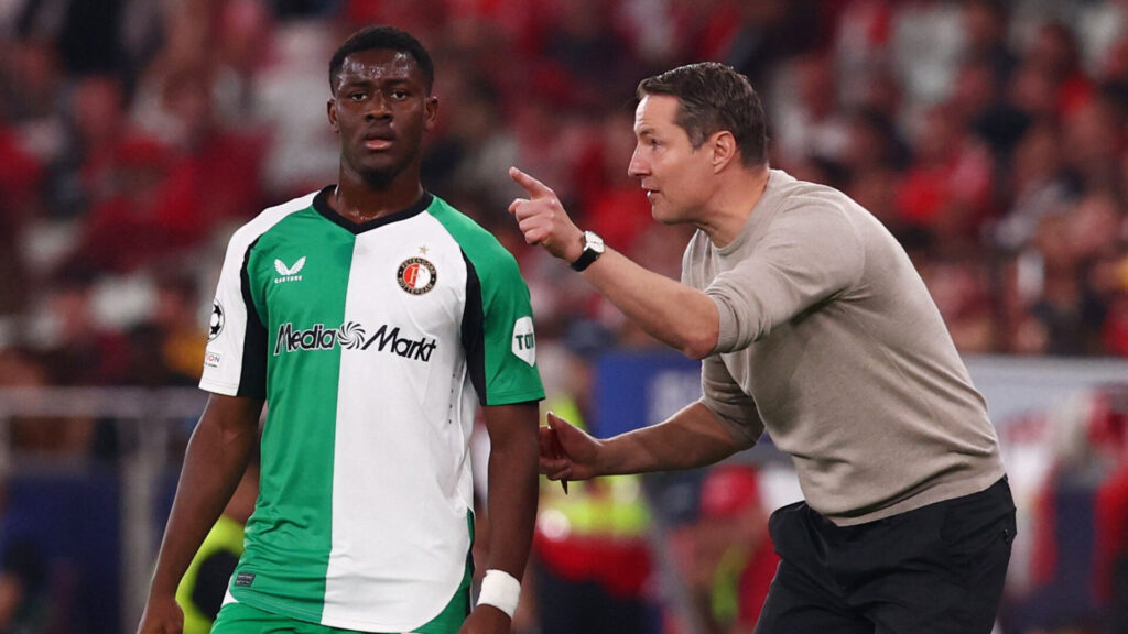 Ibrahim Osman får instrukser af Brian Priske i Feyenoord.