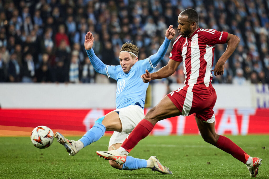 Jens Stryger Larsen kaster sig ned efter bolden